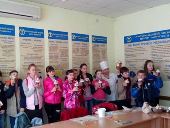 В центре занятости школьников учили украшать куличи фото