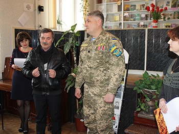 Мелитопольский поэт презентовал книгу об АТО и любви фото