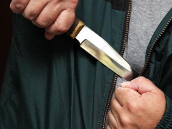 Разбойник пытался ограбить женщину на глазах у ее малолетней дочери фото