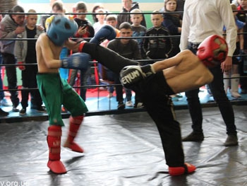 На городской чемпионат по кикбоксингу приехали и запорожские спортсмены фото