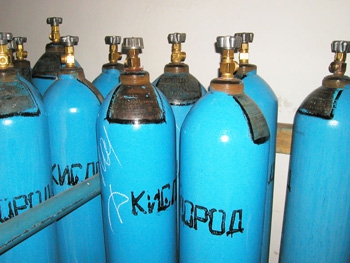 Полиция задержала вора при попытке украсть кислородные баллоны фото