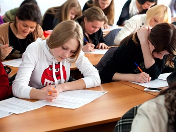 Школьники и студенты рассказали о своем курении и опасном сексе фото