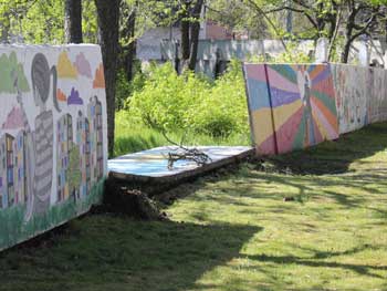 В Мелитополе упала бетонная плита забора фото