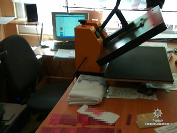 В Мелитополе подделывали логотип известной торговой марки фото