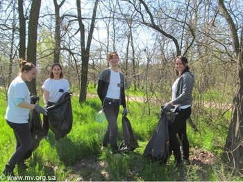 Волонтеры собрали в лесопарке более 4 кубометров мусора фото
