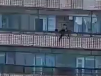 В сети появилось видео очевидцев, на котором видно как женщина сбрасывает с 9-го этажа свою дочь фото