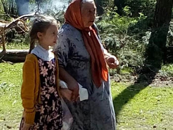 В Харькове устанавливают личность девочки, которую цыгане используют для попрошайничества  фото