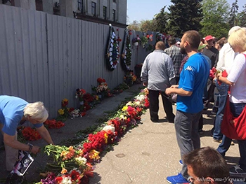 Акция памяти жертв 2 мая в Одессе: люди возлагают цветы к зданию Дома профсоюзов (фото, видео) фото