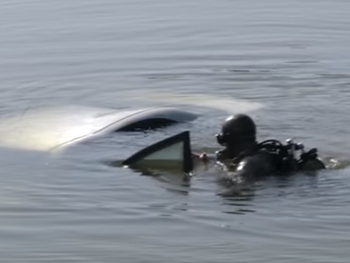 На дне водоема обнаружили автомобиль с двумя жителями Донецкой области  фото