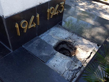 В Харькове вандалы изуродовали могилы освободителей Харькова фото