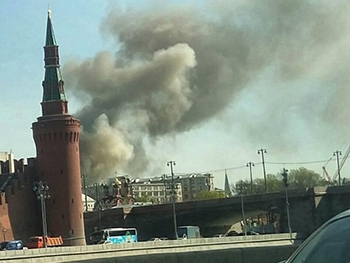 В Москве рядом с Кремлем произошел сильный пожар  фото