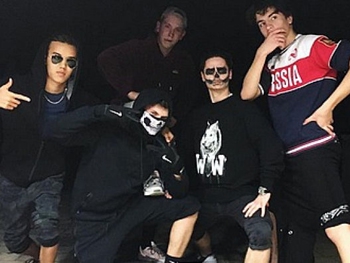 Сын Порошенко снялся в футболке с надписью Россия фото