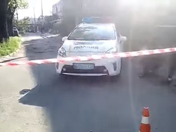 В Запорожье под колеса полицейских попала многодетная мать (подробности) фото