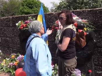 В Мариуполе сожгли георгиевскую ленту в Вечном огне фото
