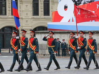 Парад Победы в Москве прошел без воздушной техники фото