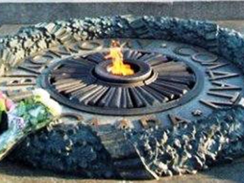 Участники марша Бессмертный полк и националисты подрались в Киеве фото