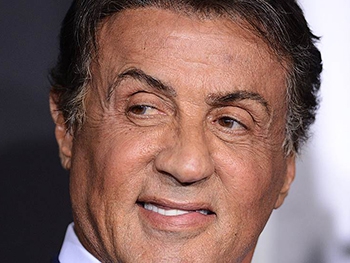 Сталлоне похвастался своим прессом  фото