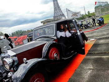 В Запорожье открылся фестиваль ретро-автомобилей «Запорожские врата» фото
