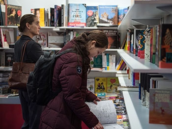 Украина частично разрешила ввозить книги из России фото