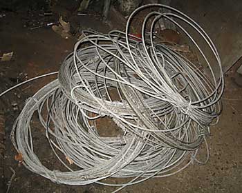 За три дня злоумышленники сорвали более полутора километра проводов фото