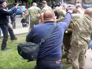 Избивавший 9-го мая ветеранов АТО днепровский «титушка» бежал в Крым  фото