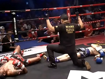 В Таиланде боксеры одновременно отправили друг друга в нокдаун  фото