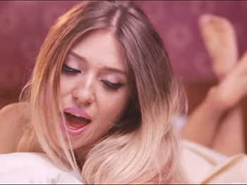 Полный провал на YouTube помог певице стать звездой чартов  фото