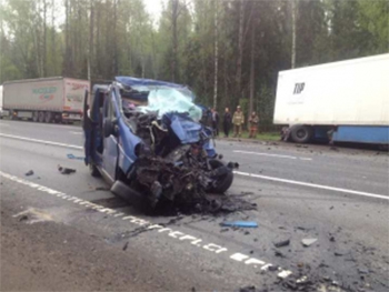 В России иномарка влетела в грузовик, погибли украинцы — СМИ фото
