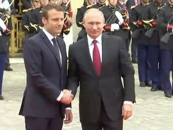 Появилось видео, как Путина в Версале встречали фото