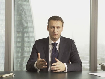 Навального обязали удалить фильм о Медведеве фото
