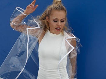 Не в ту степь: новое горячее видео от Alyosha рассорило фанатов  фото