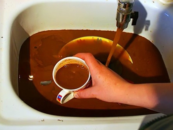 В Мелитополе из кранов течет непонятная жидкость фото