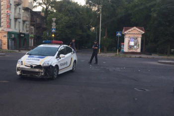 Запорожские полицейские встречали министра разбитым авто фото