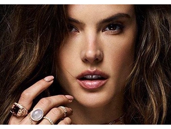 Алессандра Амбросио снялась топлес в рекламе украшений  фото