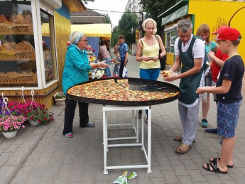 «Форос» кормил мелитопольцев огромной пиццей фото