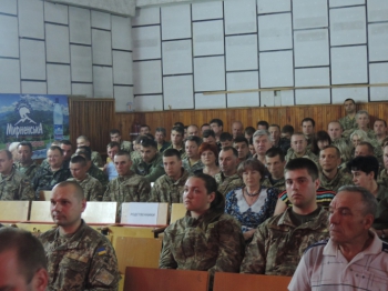 В Мелитополе траурные мероприятия в связи с гибелью ИЛ-76 начались в Доме офицеров фото