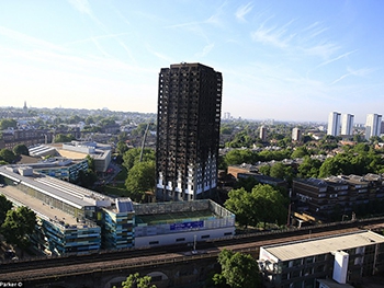 Grenfell Tower все еще горит. Количество жертв может превысить 100 человек фото