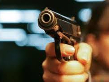 Мужчина угрожал пистолетом пожилой паре, вступившейся за ребенка фото