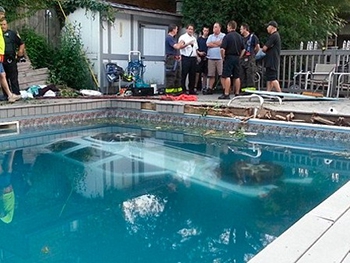 Автомобиль влетел в бассейн с отдыхающими в Лос-Анджелесе, есть раненые фото