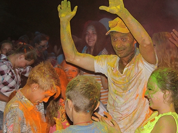 День молодежи в Мелитополе завершился разноцветным бумом  фото