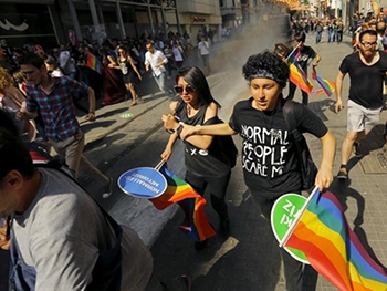 В Турции расстреляли гей-парад фото