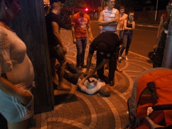 Схватил коляску и замахнулся молотком на ребенка: под Киевом случился жуткий инцидент фото