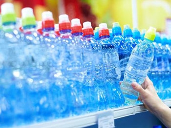 Безопасно ли пить воду из пластиковых бутылок: объяснение эксперта фото
