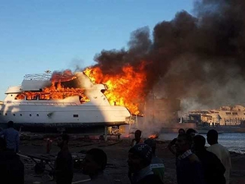 В Египте вспыхнул туристический корабль фото