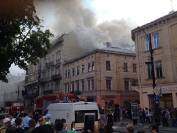 В историческом центре Львова горит жилой дом  фото