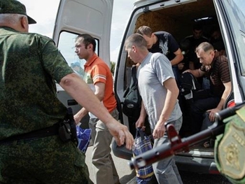 Из плена ДНР освободили двух украинцев фото