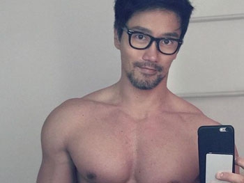 50-летний манекенщик прославился из-за внешности 20-летнего  фото