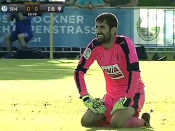 Испанский футболист забил нелепый автогол с центра поля: видео конфуза фото