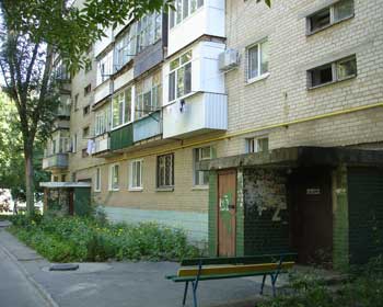 Хоть глаз выколи: жильцы многоэтажки жалуются на отсутствие освещения во дворе фото