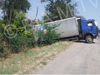 Грузовик АТБ оказался в кювете фото